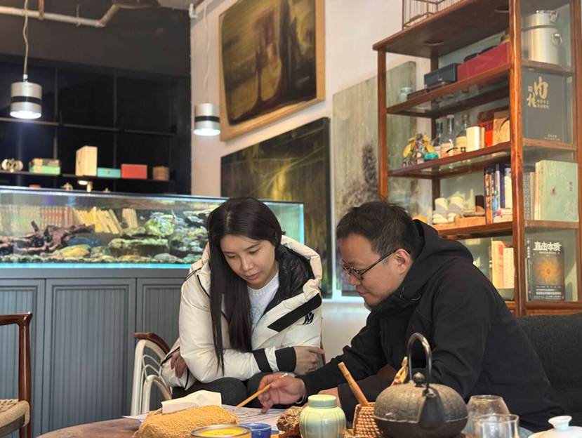 图片包含 桌子, 室内, 人, 女人 AI 生成的内容可能不正确。